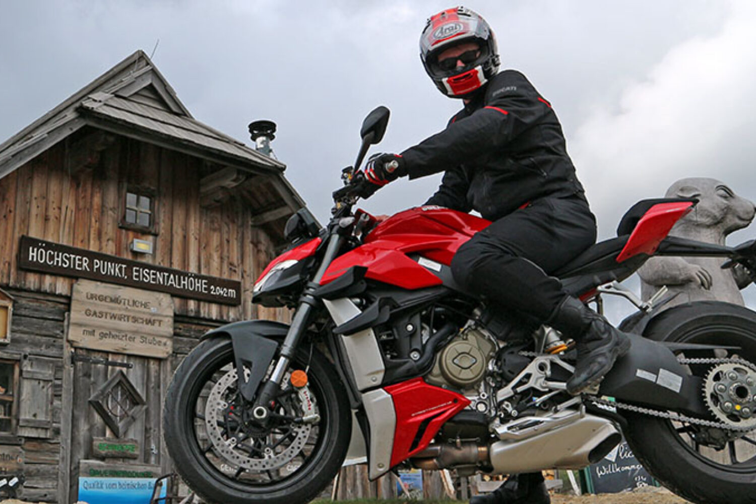 Armin on Ducati Streetfighter V4 | Photo: Armin Hoyer - arminonbike.com