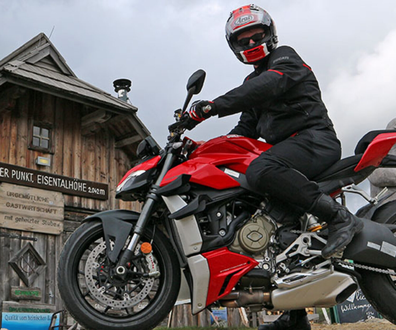 Armin on Ducati Streetfighter V4 | Photo: Armin Hoyer - arminonbike.com