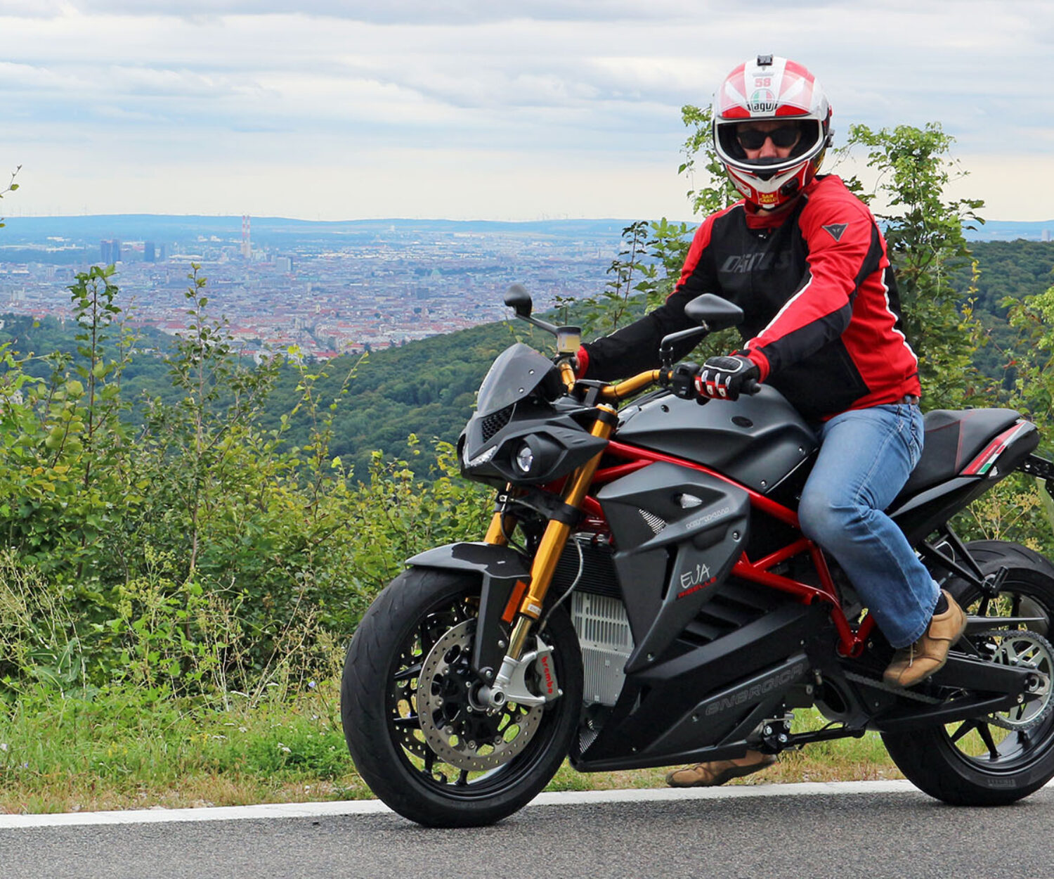 Armin on Energica Eva Ribelle | Photo: Armin Hoyer