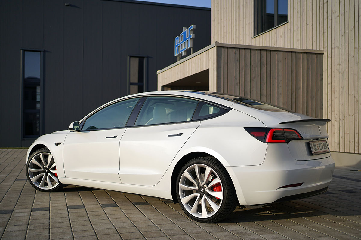 Tesla Model 3 Performance, Sprints like a Superbike on Four Wheels
