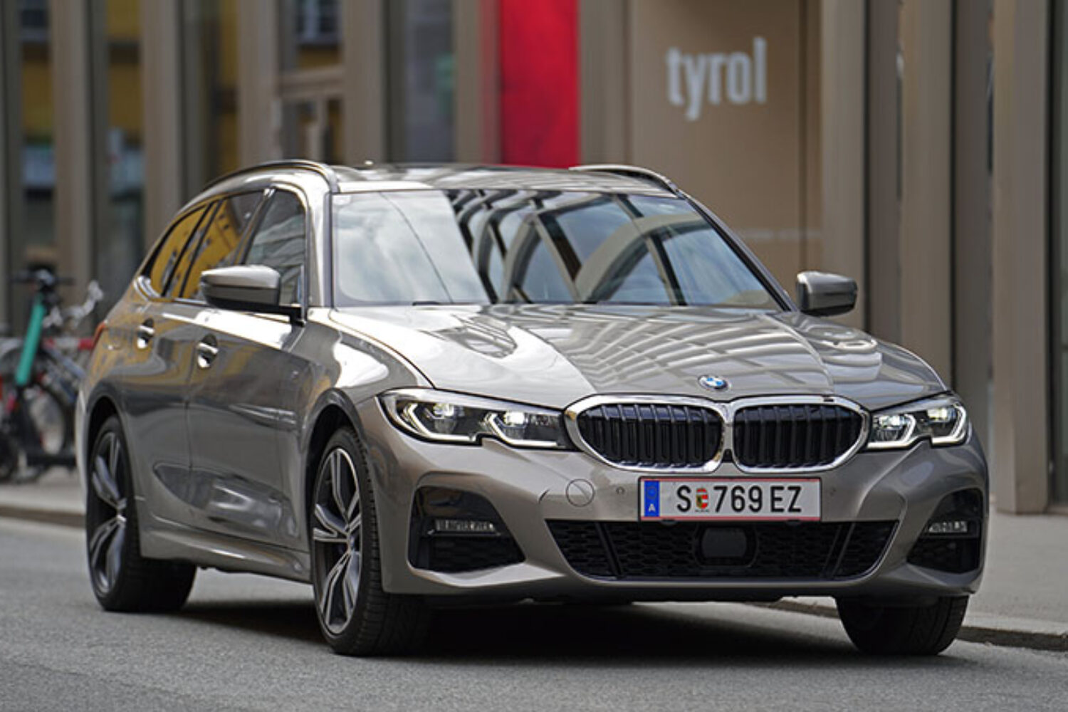 BMW 330e XDrive Touring | Photo: Armin Hoyer - arminonbike.com