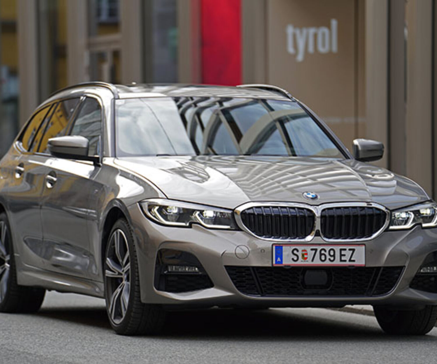 BMW 330e XDrive Touring | Photo: Armin Hoyer - arminonbike.com