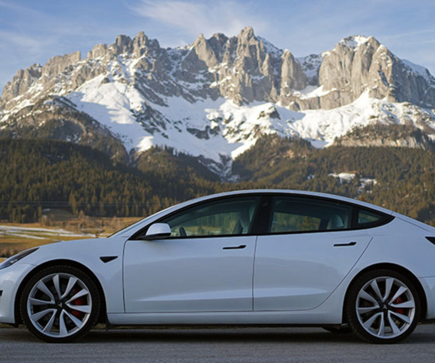 Tesla Model 3 Performance in front of Wilder Kaiser | Photo: Armin Hoyer - arminonbike.com