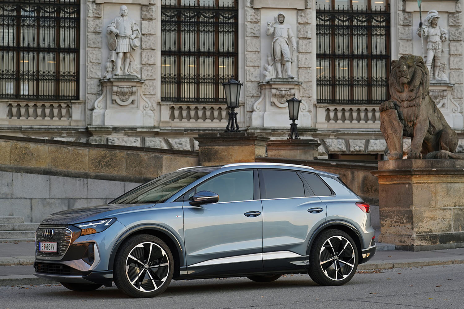Audi Q4 e-tron in front of Hofburg Vienna | Photo: Armin Hoyer