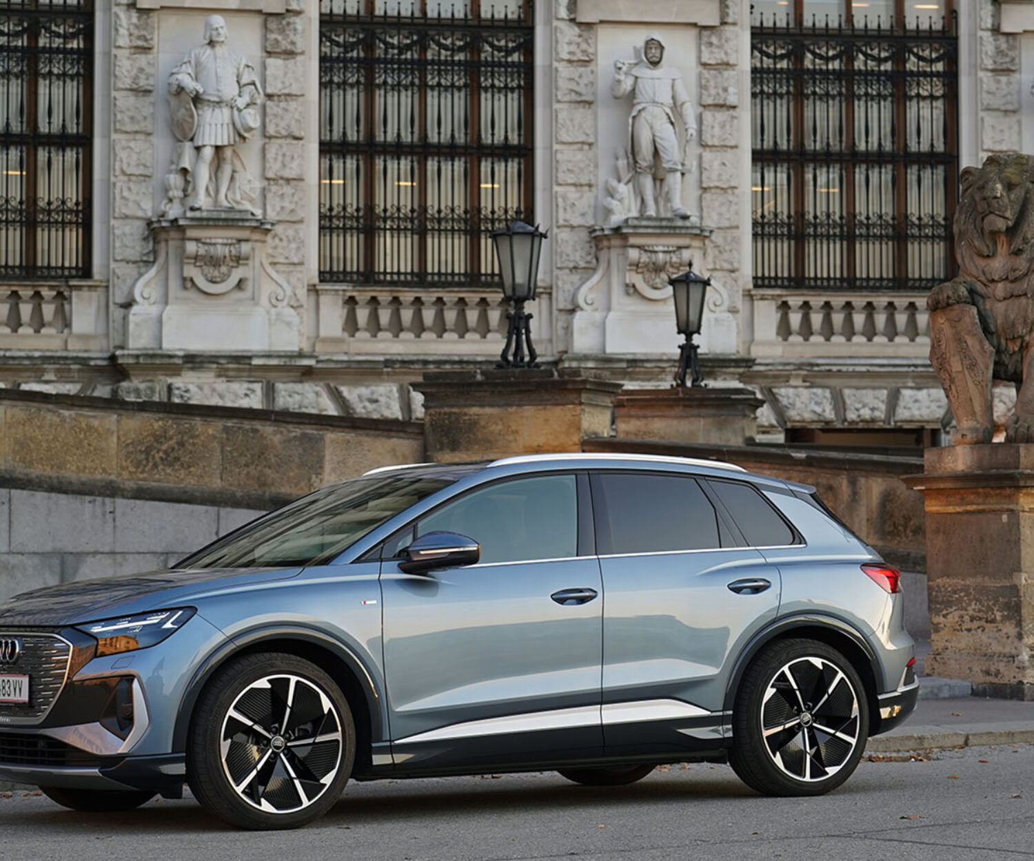 Audi Q4 e-tron in front of Hofburg Vienna | Photo: Armin Hoyer