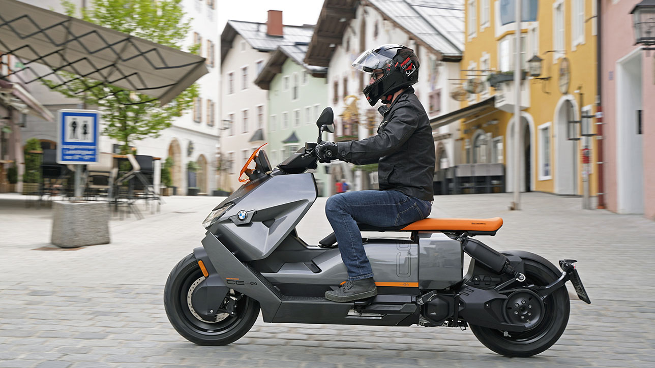 interferens Site line Held og lykke A Spaceship in Flight | Testing the Futuristic BMW CE 04 E-Scooter - ARMIN  ON BIKE