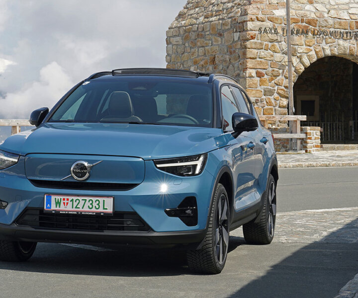 Volvo XC40 Recharge Pure Electric in front of Fuschertörl | Photo: Armin Hoyer