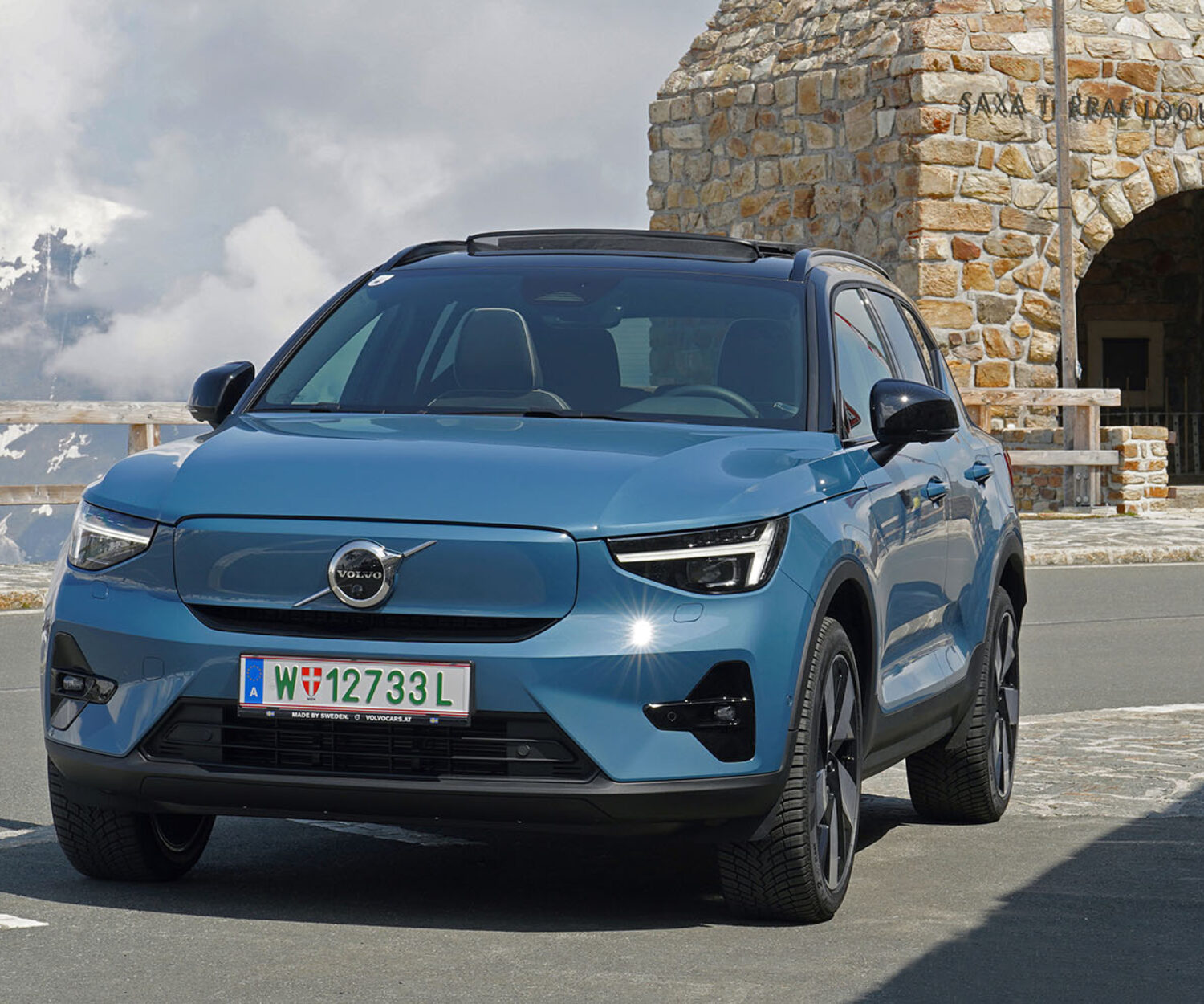 Volvo XC40 Recharge Pure Electric in front of Fuschertörl | Photo: Armin Hoyer