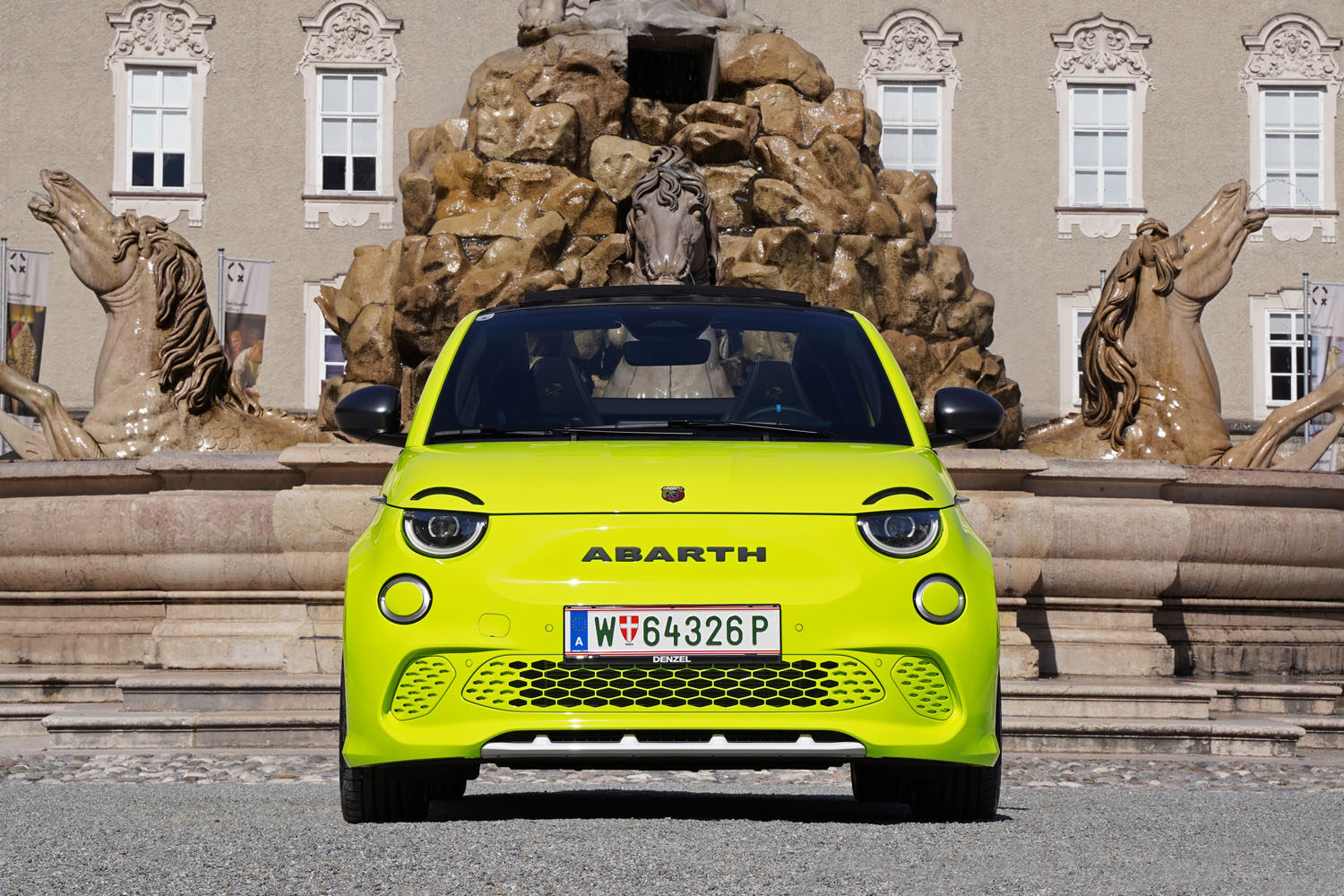 Abarth 500e am Residenzplatz in Salzburg