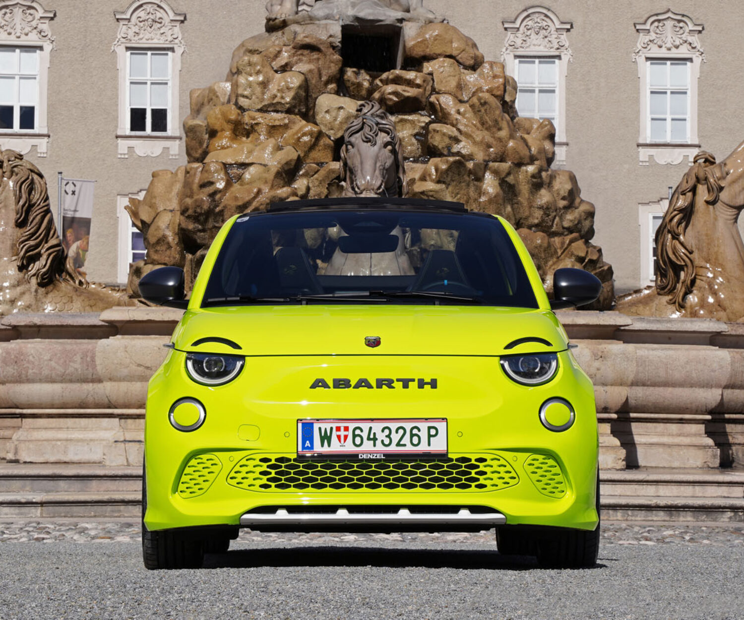 Abarth 500e am Residenzplatz in Salzburg