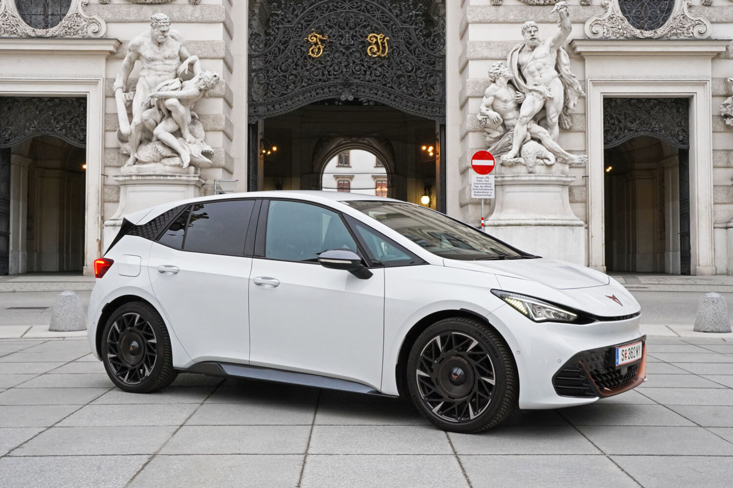 Cupra Born VZ am Michaelaplatz vor der Hofburg in Wien.