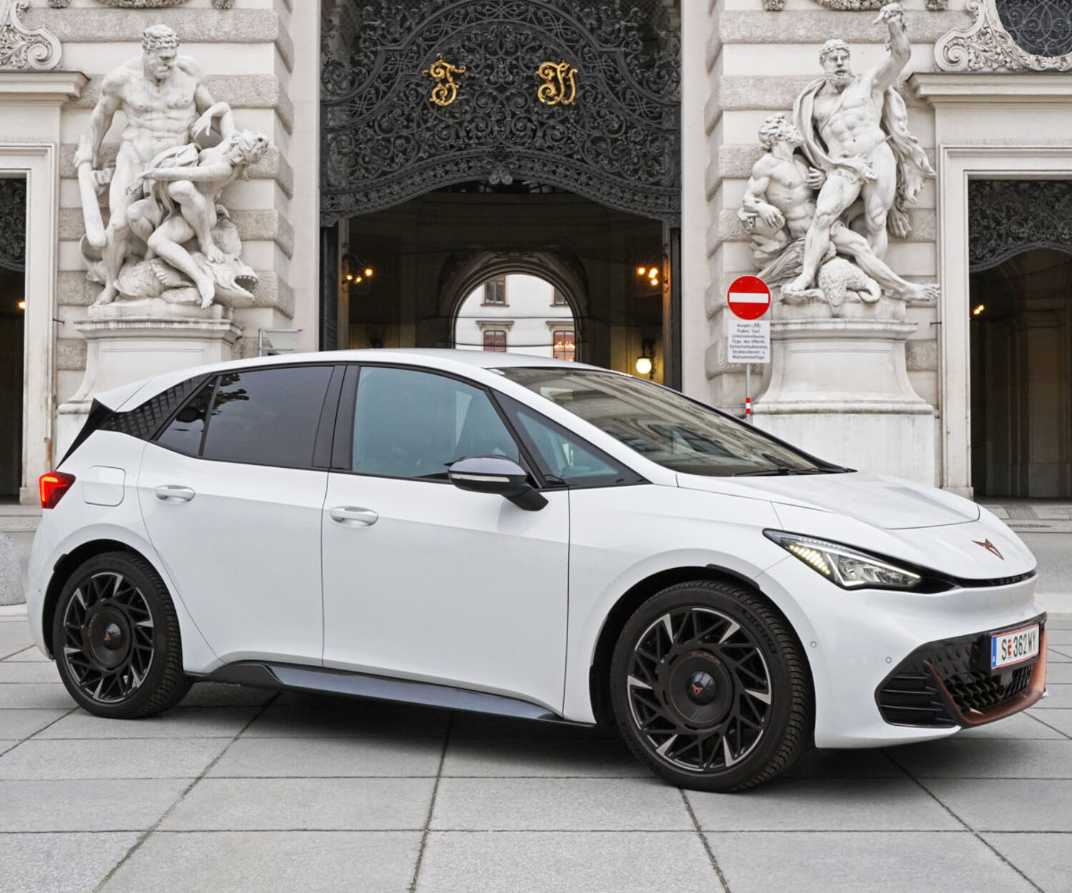 Cupra Born VZ am Michaelaplatz vor der Hofburg in Wien.