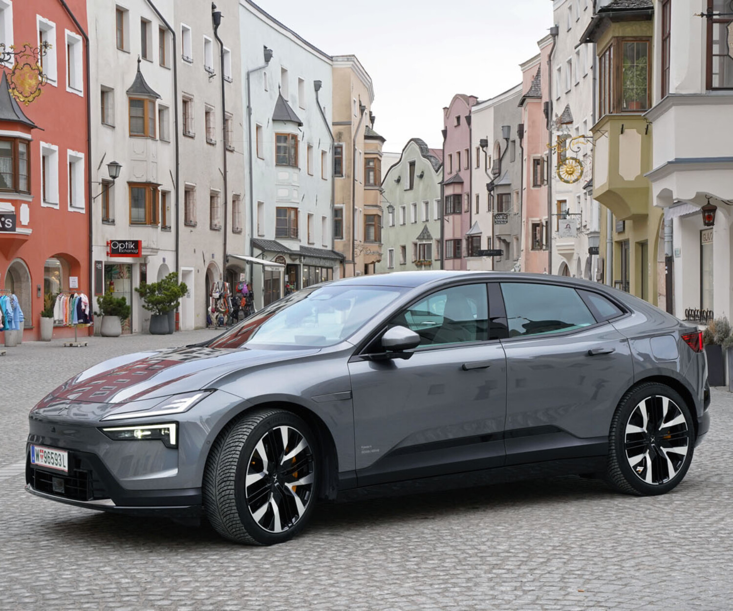Das rein elektrisch angetriebene SUV-Coupe Polestar 4 im historischen Stadtzentrum von Rattenberg.