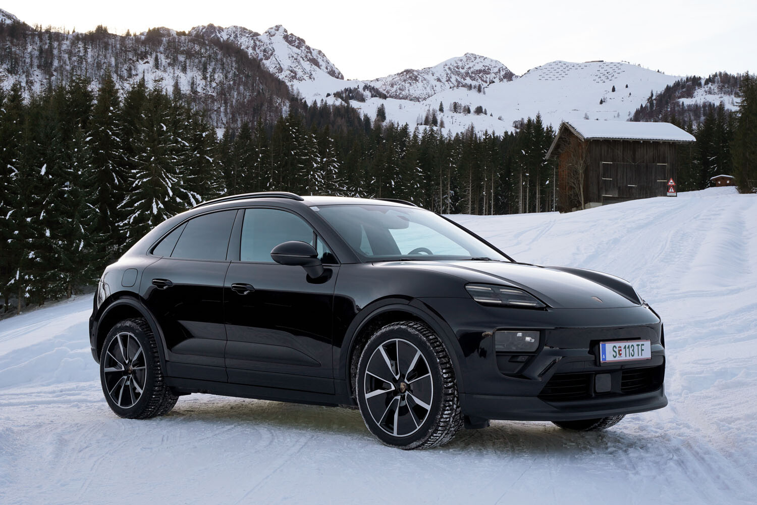 Porsche Macan 4 Electric am Fuße der Lärchfilzhochalm in den Kitzbüheler Alpen.