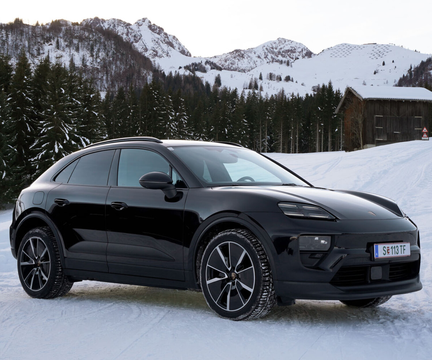 Porsche Macan 4 Electric am Fuße der Lärchfilzhochalm in den Kitzbüheler Alpen.