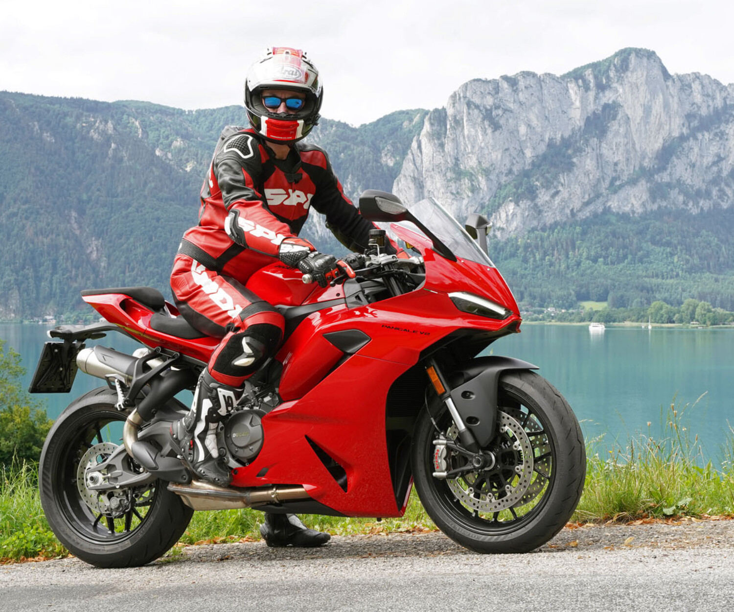 Armin Hoyer auf einer Ducati Panigale V2, im Hintergrund der Mondsee.